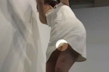 稲村亜美、ミニスカでパンチラ！白パンティーがエロすぎるｗｗｗｗ【GIF動画あり】の画像