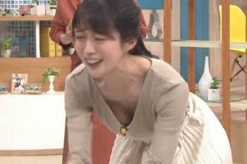 澤井志帆アナ、生乳おっぱい！胸元から見えた乳房がエロすぎるｗｗｗ【GIF動画あり】の画像