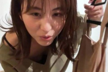 宇賀なつみアナ、おっぱいポロリ！胸チラ・ブラチラ・谷間チラｗｗｗ【GIF動画あり】の画像