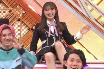 渋谷凪咲、黒パンティがチラリ！！股間の奥がエロすぎるｗｗｗｗｗ【GIF動画あり】の画像