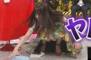 橋本環奈、スカートの中が丸見えになるハプニングｗｗｗｗｗｗｗ【GIF動画あり】の画像