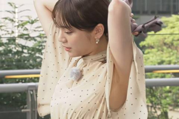 貴島明日香、横乳おっぱい！脇モロ見えがエロすぎるｗｗｗｗｗｗ【GIF動画あり】の画像