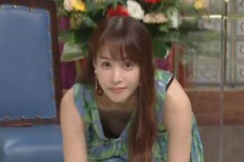 鷲見玲奈アナ、爆乳おっぱいポロリ！乳首寸前ハプニングｗｗｗｗｗ【GIF動画あり】の画像