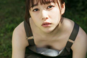 桜井日奈子、乳首寸前の胸チラ！前かがみでおっぱいがエロすぎるｗｗｗｗｗｗｗの画像