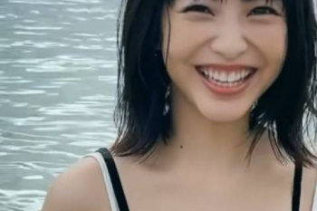 浜辺美波、乳首ポッチおっぱい！谷間もエロかったｗｗｗｗｗｗｗ【動画あり】の画像