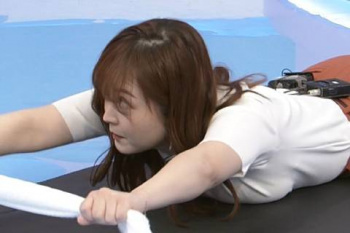 水卜麻美アナ、おっぱいムニュっ！巨乳が押し潰されてるｗｗｗｗｗ【GIF動画あり】の画像