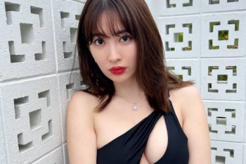 小嶋陽菜、おっぱいポロリ！片乳が見えちゃってるｗｗｗｗｗｗｗ【GIF動画あり】の画像