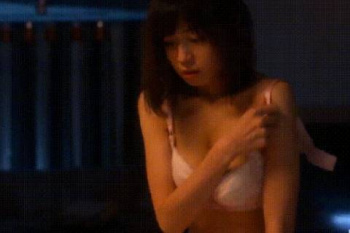中村静香、全裸ヌード濡れ場！ブラ外しておっぱい見えてるｗｗｗｗｗ【GIF動画あり】の画像