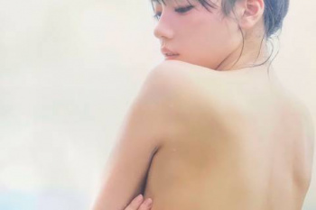 日向坂46齊藤京子、手ブラヌード！透け下着おっぱいがエロすぎるｗｗｗｗｗｗｗの画像