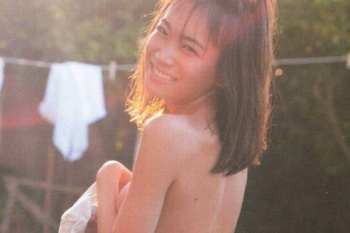 秋元真夏、手ブラおっぱい！お尻丸出しセミヌードがエロすぎるｗｗｗｗｗｗｗｗの画像