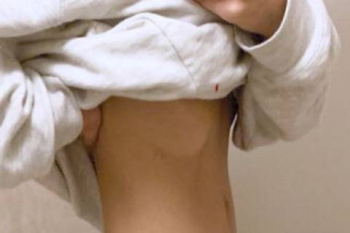 山之内すず、下乳おっぱいを見せる！コレ、どうなってるんだｗｗｗｗｗｗｗの画像