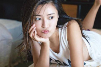 小島瑠璃子、紐ビキニでエッチなおっぱいとお尻を見せるｗｗｗｗｗｗｗ【動画あり】の画像