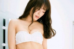 渋谷凪咲、おっぱいムニュっ！お乳の谷間がエロくてたまらんｗｗｗｗｗｗｗｗの画像