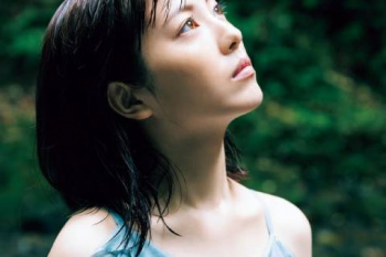 浜辺美波、遂に乳首を見せた！この写真完全に見えてるよなｗｗｗｗｗ【動画あり】の画像