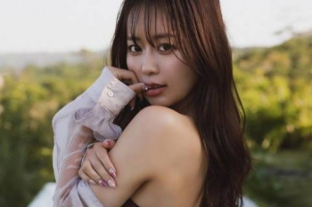井口裕香、上半身裸セミヌード！おっぱいの谷間がエロくてたまらんｗｗｗｗｗｗｗの画像