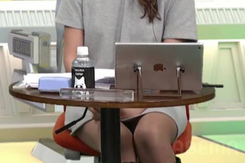 瀧山あかねアナ、パンチラ！ミニスカの股間からパンティ見えてるｗｗｗｗｗｗｗの画像