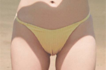 松村沙友理、マンスジくっきり！股間の食い込みがエロくてたまらんｗｗｗｗｗｗｗの画像