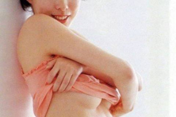 吹石一恵、下乳おっぱい！乳首ギリギリ全裸ヌードがエロくてたまらんｗｗｗｗｗｗの画像