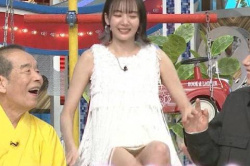 岡田紗佳、パンチラ！股間の▼ゾーンがエロくてたまらんｗｗｗｗｗｗｗ【GIF動画】の画像