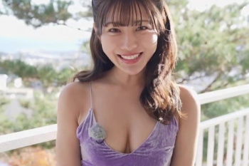 白戸ゆめのアナ、おっぱいの谷間！セクシーグラビアがエロすぎるｗｗｗｗ【GIF動画】の画像