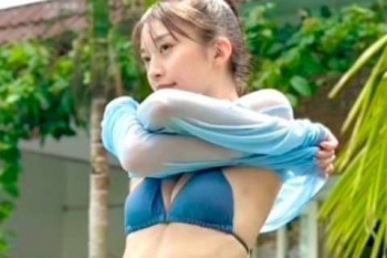 牧野真莉愛、脱ぎ掛けビキニおっぱい！丸出しのお尻がエロくてたまらんｗｗｗｗｗの画像