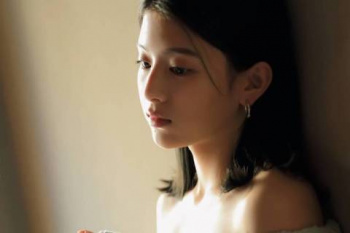 出口夏希、おっぱいの膨らみ！お胸の谷間がエロくてたまらんｗｗｗｗｗｗｗの画像