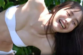 井桁弘恵、おっぱいの谷間！水着姿がエロくてたまらんｗｗｗｗｗｗ【GIF動画】の画像