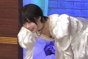あのちゃん、谷間おっぱい晒す！四つん這いで胸チラがたまらんｗｗｗｗｗｗｗの画像