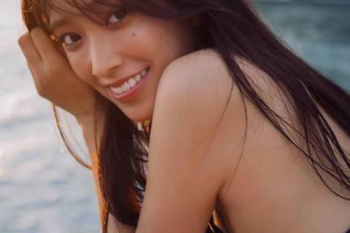 佐々木久美、水着おっぱい！お胸の谷間がエロくてたまらんｗｗｗｗｗｗｗの画像