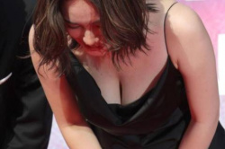 筧美和子、垂れ乳おっぱい披露!爆乳の谷間がエロくてたまらんwwwww【GIF動画】の画像