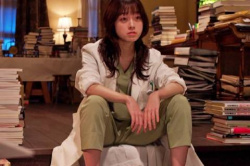 橋本環奈、M字開脚＆マングリ返し！股間のスジがエロくてたまらんｗｗｗｗｗｗの画像