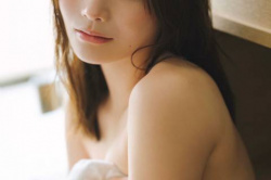 新谷姫加、おっぱいヌード!お尻丸出し全裸がエロくてたまらんwwwwwwwの画像