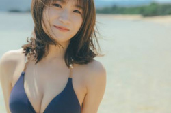 秋元真夏、水着おっぱい!お乳の谷間がエロくてたまらんwwwwwwwの画像