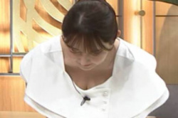 森山みなみアナ、おっぱいの谷間が見えた!エロくてたまらんwwwww【GIF動画】の画像