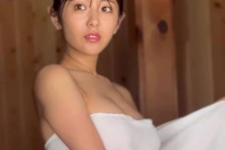 白戸ゆめのアナ、濡れたおっぱい!バスタオル捲ってエロすぎるwwwww【GIF動画】の画像