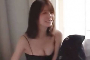 長濱ねる、おっぱい見えた！零れそうな乳房がエロくてたまらんｗｗｗｗｗ【GIF動画】の画像