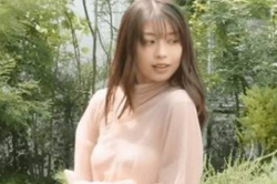 牧野真莉愛、パイパンか?マン肉ギリギリ際どい股間がエロすぎるwwww【GIF動画】の画像