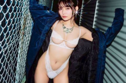 似鳥沙也加、乳首ギリギリおっぱい！際どい股間がエロくてたまらんｗｗｗｗｗｗｗの画像