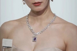 吉岡里帆、おっぱいの谷間!毛穴まで見えるドアップ写真がエロすぎるwwwwwwの画像