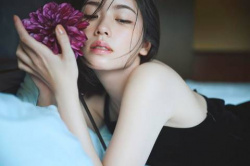 小芝風花、おっぱいの谷間！セクシーな表情がエロくてたまらんｗｗｗｗｗｗｗの画像