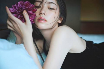 小芝風花、おっぱいの谷間！セクシーな表情がエロくてたまらんｗｗｗｗｗｗｗの画像