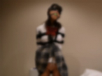 制服女子校生を目隠しして緊縛拘束と猿ぐつわでローター責め!の画像