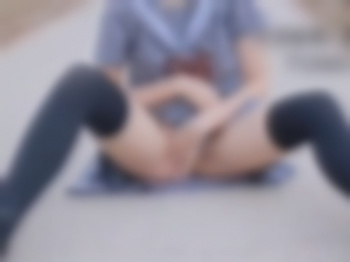 【無修正&個人撮影】道路の真ん中でま●こも露出するニーソのセーラー服パイパンJKの画像