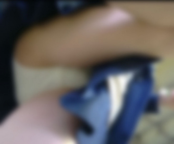 【個人撮影】スマホに夢中な電車待ちJKを逆さ撮り盗撮!匂いが嗅げるほど接写してる件についてwwwの画像