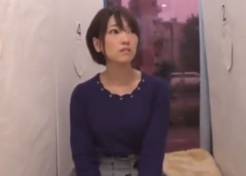 壁から突き出したちんぽをしゃぶってシゴいて彼氏のちんぽ当て!の画像