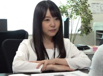 デスクの下で足を伸ばし男のチンポを足コキ抜きするつぼみwの画像