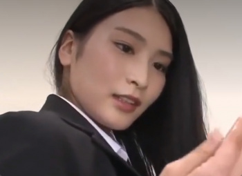 本庄鈴がパンツスーツを履いたまま尻コキ抜きしてくれるｗの画像