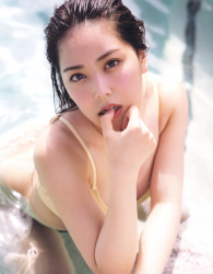 【白間美瑠4】美味しそうなエロいカラダを水着で披露する写真集画像の画像