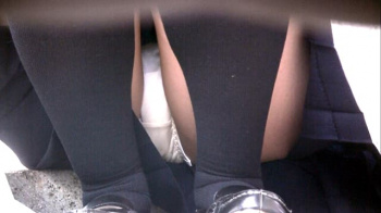 【upskirt234座りパンチラJK】プニッとした股間のモッコリ具合がエロいJKの座りパンチラ動画の画像