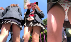 【upskirt249逆さ撮りJK】トイレ待ちの列で声を掛けられフロント部分はいちご柄の白Pを鮮明に撮られてしまう夢の国でのJKの画像